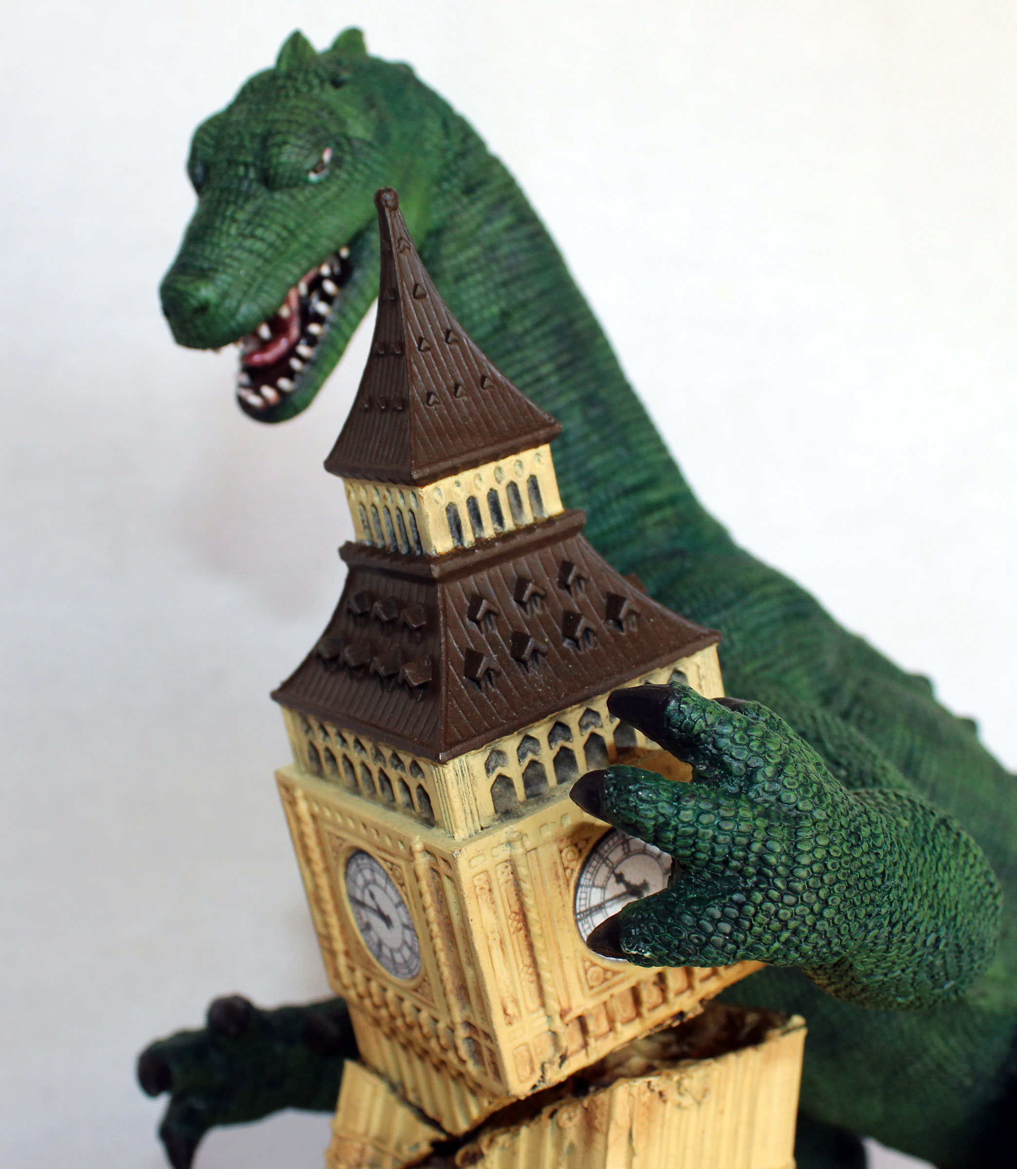 The Giant Behemoth (1959) - The Doctor's Model Mansion